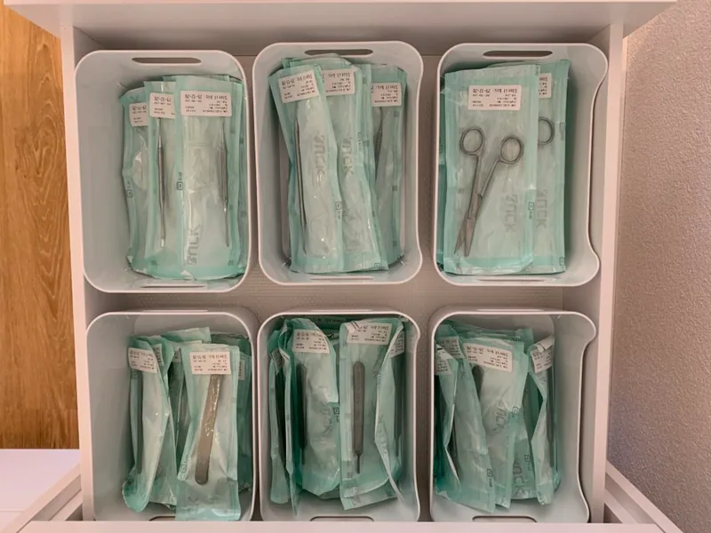 Einzeln steril verpackte podologische Instrumente in vorbereiteten Schalen