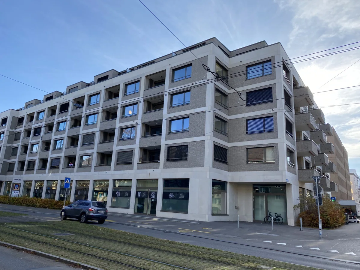 Aussenansicht des Praxisgebäudes an der Badenerstrasse mit Aldi im Erdgeschoss